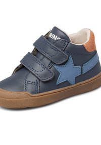 Sneaker alte in pelle blu con due fasce in velcro, un accento di stella azzurra e una suola in gomma marrone. Dettaglio del tallone in camoscio di colore beige.