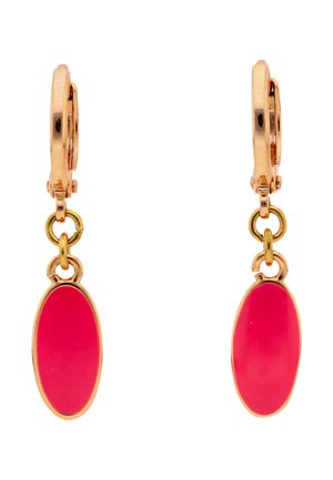 Złote kolczyki koła z zawieszonymi gładkimi, owalnymi czerwonymi kamieniami oprawionymi w złoto, przedstawione na białym tle.