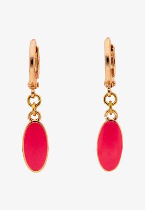 Złote kolczyki koła z zawieszonymi gładkimi, owalnymi czerwonymi kamieniami oprawionymi w złoto, przedstawione na białym tle.