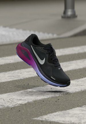 Nike Performance, STRUCTURE 26 - Обувки за бягане по асфалт - black/metallic silver-coloured/gridiron
