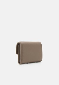 Coccinelle CAMPUS - Pénztárca - warm taupe