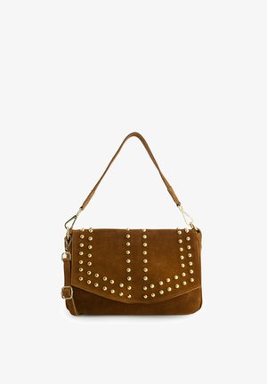 Sac à bandoulière en daim marron avec des clous dorés disposés en motifs verticaux et diagonaux, doté d'une sangle réglable et de ferrures dorées.