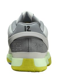 Grauer Laufschuh aus Mesh und Leder mit gelber Sohle, Nummer 12 an der Ferse und "Morgan"-Logo auf der Rücksohle.