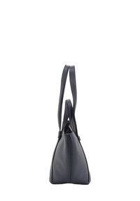 Borsa tote in pelle nera con doppie spalline mostrata di lato su sfondo bianco.