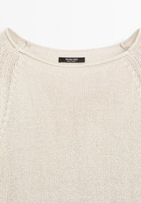 Beżowy sweter dzianinowy z okrągłym dekoltem i widocznymi detalami szycia. Metka głosi "Massimo Dutti, wyprodukowano w Turcji." Lekki i teksturowany materiał.