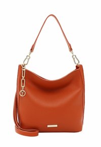Borsa in pelle di un vivace arancione, con una texture liscia, forma curva, accessori in oro e una tracolla removibile con un accento a catena.