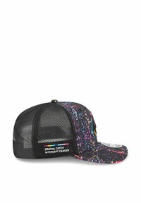 Casquette noire avec un motif éclaboussé coloré, dos en maille et visière plate. Présente le texte "CRUCIAL CATCH INTERCEPT CANCER" sur le côté.