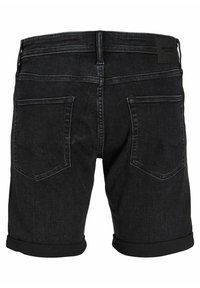 Pantalones cortos de mezclilla negra con puños enrollados, dos bolsillos traseros, pasadores para cinturón y un parche de marca de cuero en la cintura.