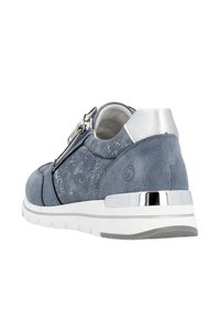 Baskets en suède bleu avec un accent argent métallique au talon, présentant une fermeture éclair et une finition texturée. Semelle blanche légère.