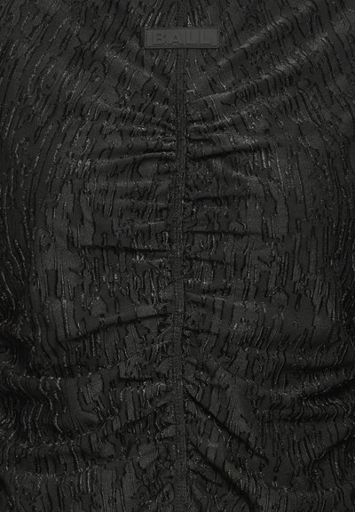 Fekete, texturált anyagú felső, finom átlós vonalakkal, varrás mentén ráncolt részletekkel és középső varrással. A címke "BALL" feliratot viseli.