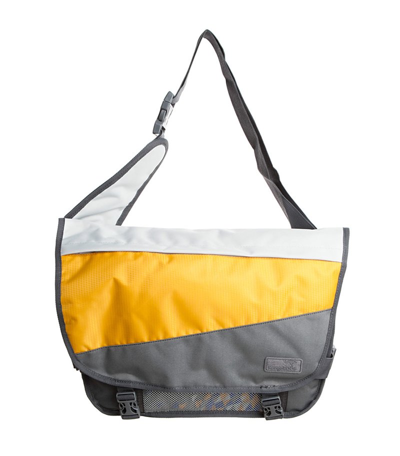 Borsa a tracolla con un design giallo, bianco e grigio; realizzata in tessuto resistente; dotata di una tracolla regolabile e due ganci. Pannello frontale testurizzato.