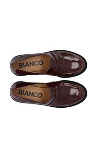 Burgunderrote Lackleder-Slipper mit einem Schlupfdesign, featuring genähten Details und einer schwarzen Gummisohle. Innen mit "BIANCO" gekennzeichnet.