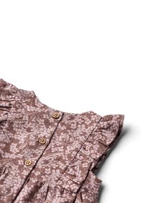 Robe à motifs floraux bruns avec des manches volantées et des boutons en bois, présentant un tissu doux et une silhouette en A.