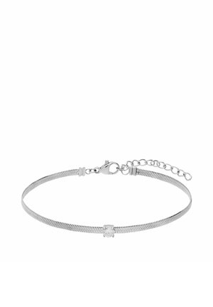 Dunne zilveren kettingarmband met een enkele kleine heldere edelsteen in het midden en een verstelbare sluiting met schakels op een witte achtergrond.
