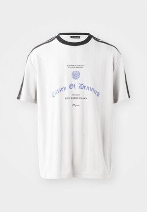 Hvidstribet T-shirt med rundt sort krave, der har blå tekst og et grafisk design. Klassisk pasform med korteærmer og sidelister.