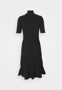 Robe noire à manches courtes côtelées avec col montant et ourlet évasé, présentée sur un fond neutre.