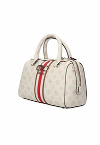 Sac à main de créateur blanc avec motifs de logo beige, rayures verticales rouges et marron, boucle en métal et doubles poignées, incliné montrant la fermeture éclair latérale.
