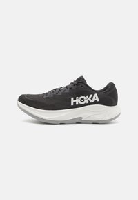 Svarte atletiske sko med et pustende mesh-overside, hvit og grå mellomsåle, og en fremtredende HOKA-logo på siden. Glatte konturer og lisser.