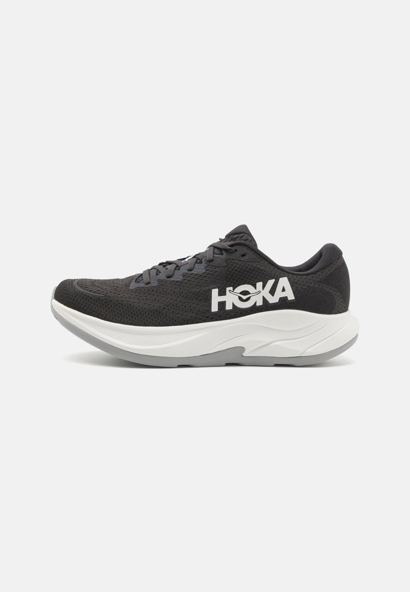 Svarte atletiske sko med et pustende mesh-overside, hvit og grå mellomsåle, og en fremtredende HOKA-logo på siden. Glatte konturer og lisser.