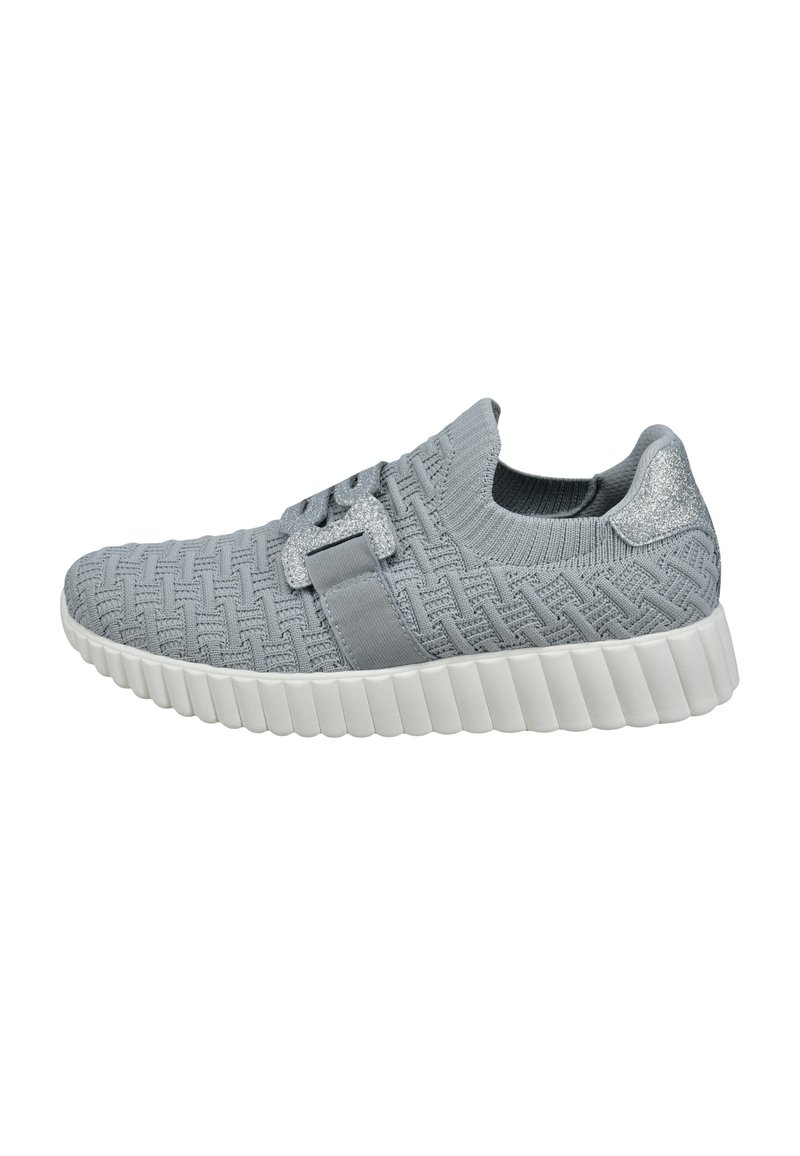 Graue Strick-Sneakers mit einer strukturierten Oberseite, die ein glattes graues Band und einen glitzernden Fersenakzent aufweisen. Die Sohle ist dick und weiß.