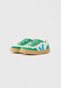 Rohelised seemisnahast tennised siniste detailide ja takjakinnitustega. Omavad perforatsioone ja beeži kummist tallaga. Lihtne disain.