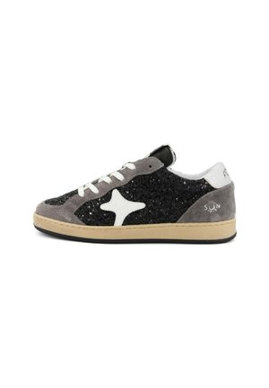 Sneaker basso con pannelli in glitter nero, dettagli in suede grigio, lacci bianchi, design a stella, suola beige e la scritta "SUN" ricamata sul tallone.
