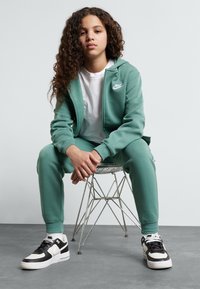 Nike Sportswear SPORTSWEAR CLUB FLEECE - Melegítő - bicoastal/white
