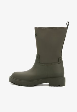 Stivale di gomma verde oliva con altezza elevata, superficie testurizzata e una suola robusta con tacchetti. Presenta un manico sul retro per facilitare l'indossamento.