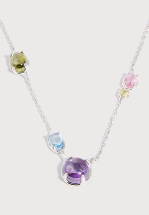 Collier en argent avec cinq pierres précieuses ovales lisses de couleurs violet, bleu, jaune, rose et vert, espacées le long d'une chaîne fine.