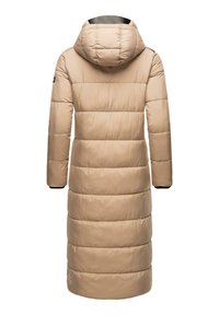 Lange pufferjas in lichtbeige met een capuchon. Kenmerkend zijn de horizontale stiksels, elastische manchetten en een gladde, glanzende textuur.
