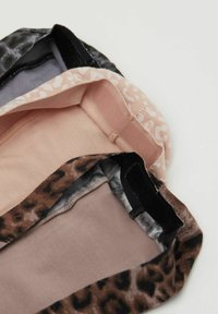 Ensemble de quatre bandeaux en tissu de différentes couleurs : noir, gris, rose et motif animal. Texture douce avec des bandes élastiques pour un maintien sécurisé.