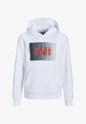 Sweat-shirt à capuche blanc avec un imprimé graphique en rouge et noir, associé à un jean en denim bleu et des baskets navy avec des semelles blanches.