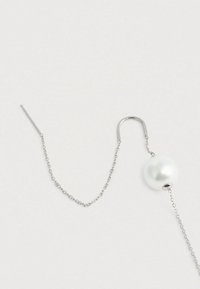 Ασημένιο σκουλαρίκι αλυσίδα με γυαλιστερό άσπρο μαργαριτάρι. Ο σχεδιασμός περιλαμβάνει μια καμπύλη γάντζο και μια ευθεία βάση για ασφαλή εφαρμογή.