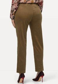Ulla Popken CIGARETTE PINTUCK ELASTIC WAISTBAND - Broek - brown