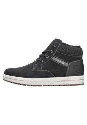 Basket haute noire en matériau synthétique texturé, col en tissu gris, semelle blanche et détails de couture contrastants. Présente un logo sur le côté.