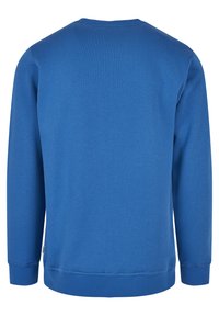 Zils džemperis ar apaļu kakla izgriezumu, garām piedurknēm, ribotām aprocēm un apakšmalu, kā arī maigu teksturētu apdari. Nav redzamu logo vai rakstu.