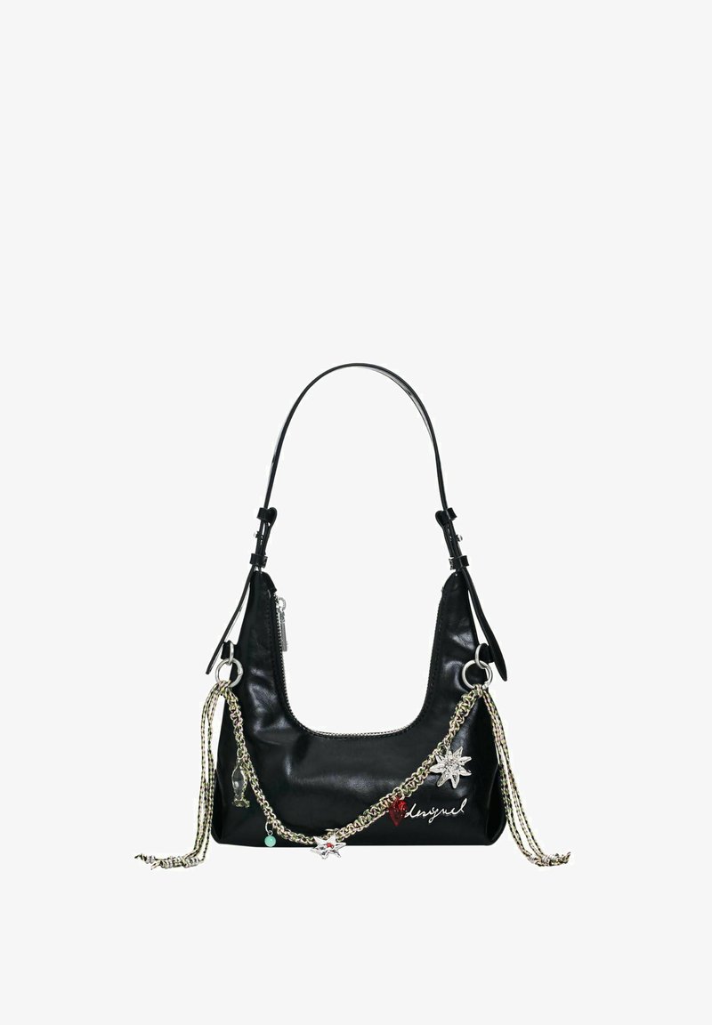 Sac à bandoulière en cuir noir avec chaîne argentée et breloques en forme d'étoile, de cœur et de silhouette, avec un texte en cursive brodé en blanc sur le devant.