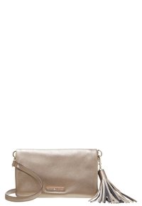 Metallinen nahkainen olkalaukku irrotettavalla hihnalla, jossa on teksturoitu pinta ja koristeellinen värikäs tupsu.