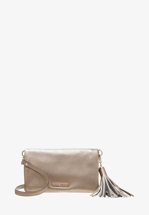 Sac à bandoulière en cuir métallique avec une bandoulière détachable, présentant une finition texturée et un accent de pompon décoratif multicolore.