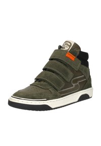 Hoge sneaker van groen suede met klittenband, zwarte accenten, geperforeerde neus en witte rubberen zool. Bevat logo op de tong.