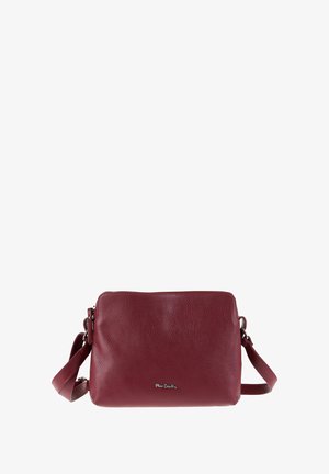 Borsa a tracolla in pelle rossa con superficie testurizzata, forma rettangolare e tracolla regolabile. Presenta un logo metallico sulla parte anteriore.