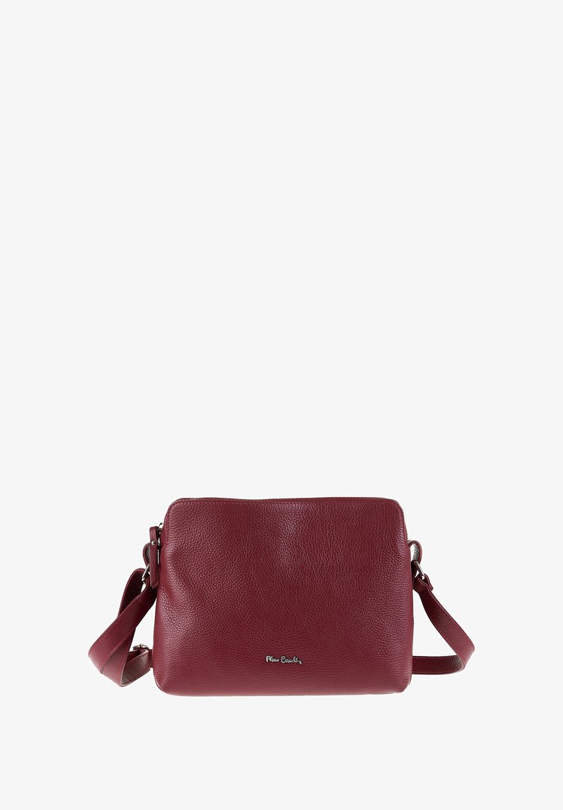 Borsa a tracolla in pelle rossa con superficie testurizzata, forma rettangolare e tracolla regolabile. Presenta un logo metallico sulla parte anteriore.