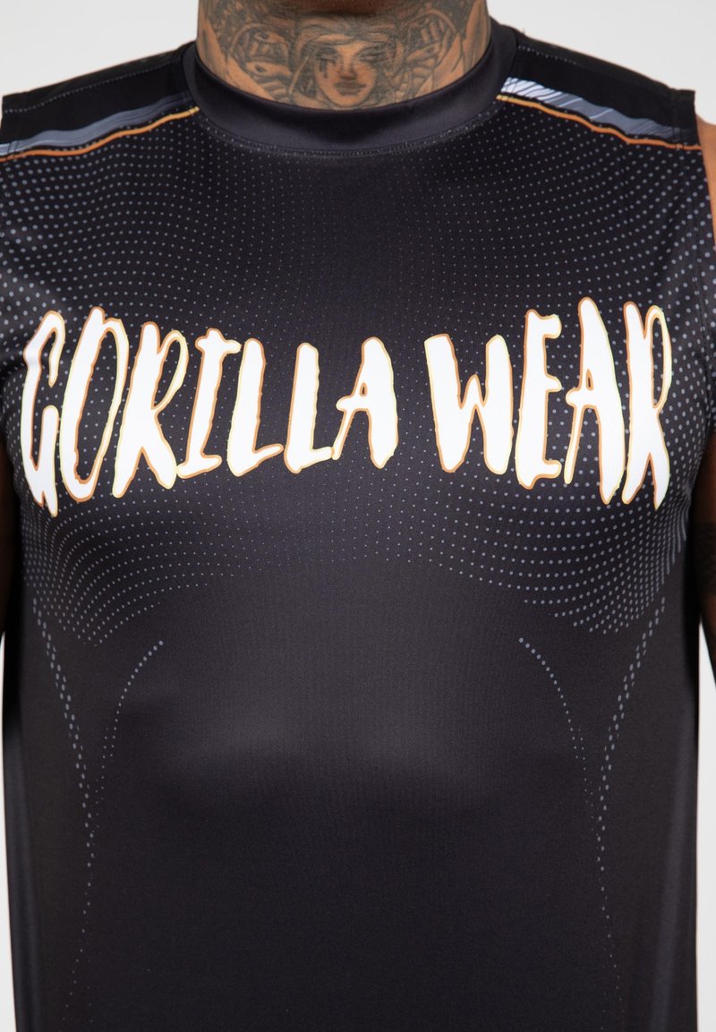 Zwarte sporttanktop met de tekst "GORILLA WEAR" in oranje en wit. Heeft een gestippeld patroon en grijze accenten op de schouders.