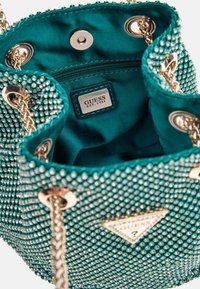 Guess LUA POUCH - Sac à main - grün