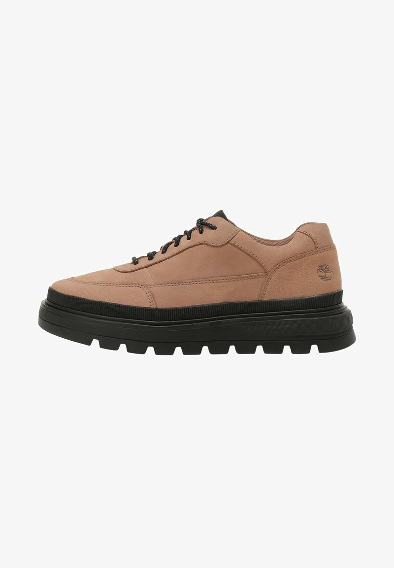 Baskets en cuir tan avec semelle en caoutchouc noir, plateforme légèrement surélevée, détails cousus et lacets ronds noirs. Comprend un logo à l'arrière.