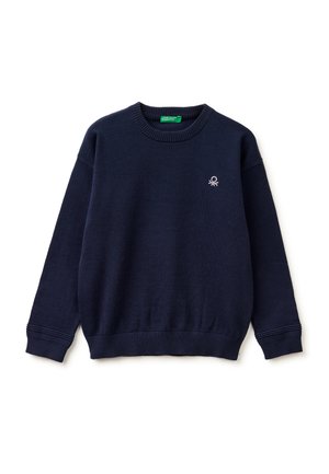 Maglione blu navy con scollo tondo, polsini e orlo a coste, con un piccolo logo bianco ricamato sul petto a sinistra.