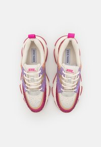Mehrfarbige Sneakers mit einem Netzoberteil, das pinke, lila und goldene Akzente aufweist, runde Zehen, dicke weiße Sohle und kontrastierende Schnürsenkel.