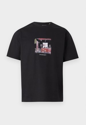 T-shirt noir avec un graphisme à l'avant d'un intérieur de café, comprenant des chaises, des tables et un comptoir, avec le texte « CAFE CULTURE SOCIETY » en dessous.