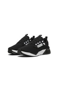Baskets de sport noires avec une tige en mesh, semelle en caoutchouc, logo blanc proéminent et éléments de design angulaires. Accents en blanc contrastant.