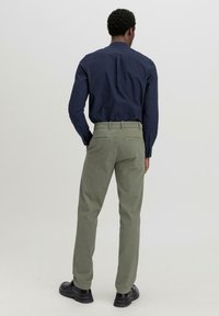 hessnatur Chino - oliv